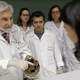 El médico Daniel Romero Muñoz muestra el cráneo de Mengele a sus alumnos. Foto: AP